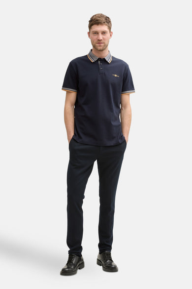 Polo bleu marine à manches courtes de TOM TAILOR, avec un col rayé et un détail de logo subtil.