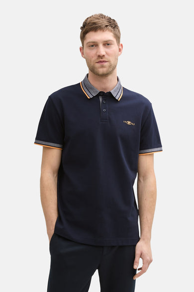 Polo bleu marine à manches courtes de TOM TAILOR, avec des détails rayés sur la en et les manches.