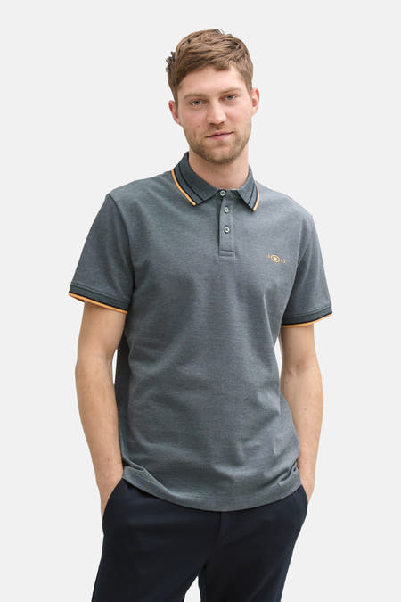 Blauwe polo met korte mouwen van TOM TAILOR, met contrasterende biezen bij de kraag en mouwen.