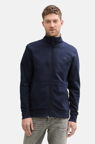 Blauw vest van TOM TAILOR met ritssluiting en zakken, gedragen met een grijze jeans.
