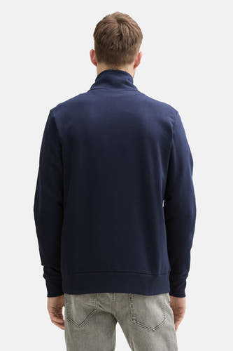Blauw gilet van TOM TAILOR, gezien van achteren, met een opstaande kraag en grijze jeans.