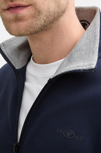 Blauw gilet van TOM TAILOR, met een grijze kraag en een witte t-shirt eronder.
