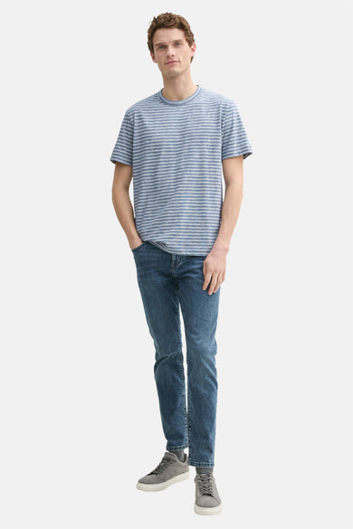 T-shirt rayé bleu de TOM TAILOR, manches courtes, à porter avec des jeans et des baskets grises.