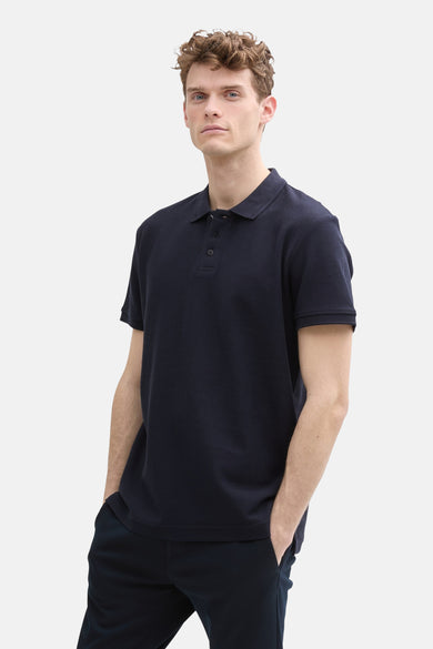 Donkerblauwe polo met korte mouwen van TOM TAILOR, met subtiele textuur en klassieke kraag.