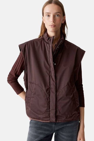 Rode bodywarmer van OPUS, met een opstaande kraag en grote zakken.
