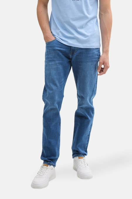 Jean slim fit en denim bleu de TOM TAILOR, avec des jambes droites et des poches arrière.
