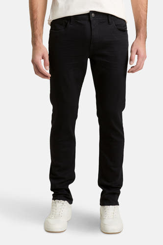 Zwarte straight jeans van TOM TAILOR, met witte sneakers en een casual top.