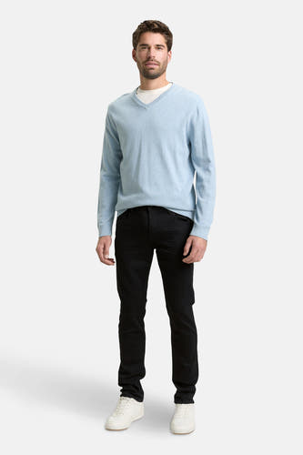 Zwarte straight jeans van TOM TAILOR, gecombineerd met een lichtblauwe trui en witte sneakers.
