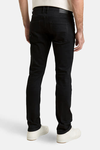 Zwarte rechte jeans van TOM TAILOR, achterkant weergegeven, met witte sneakers.
