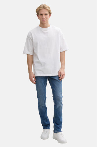 Rechte jeans van mid blue denim van TOM TAILOR, gedragen met een wit T-shirt en witte sneakers.

