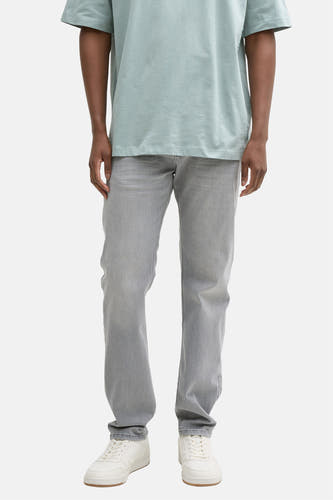 Grijze slim fit jeans denim van TOM TAILOR, met een lichtblauwe t-shirt en witte sneakers.
