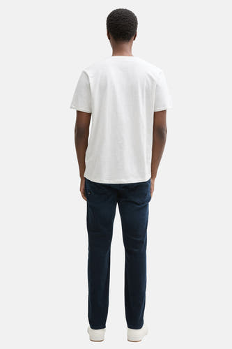 Blauwe zwarte denim tapered jeans van Tom Tailor, gezien van achteren, gecombineerd met een wit T-shirt en witte schoenen.