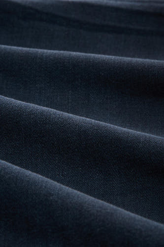 Blauwzwarte denim tapered jeans van Tom Tailor, met een gevouwen textuur.

