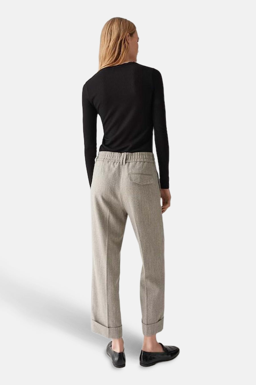 Kostuumbroek beige van OPUS, met elastische tailleband en opgerolde zoom, gezien van achteren.
