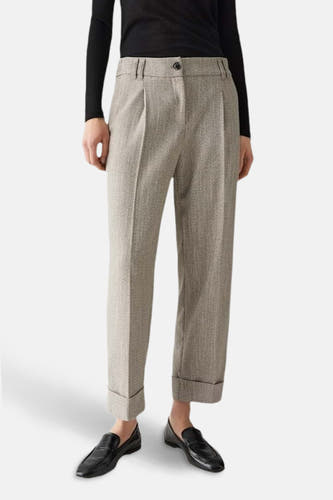 Beige kostuumbroek van OPUS met plooien en opgerolde zoom, gecombineerd met een zwarte top en zwarte loafers.