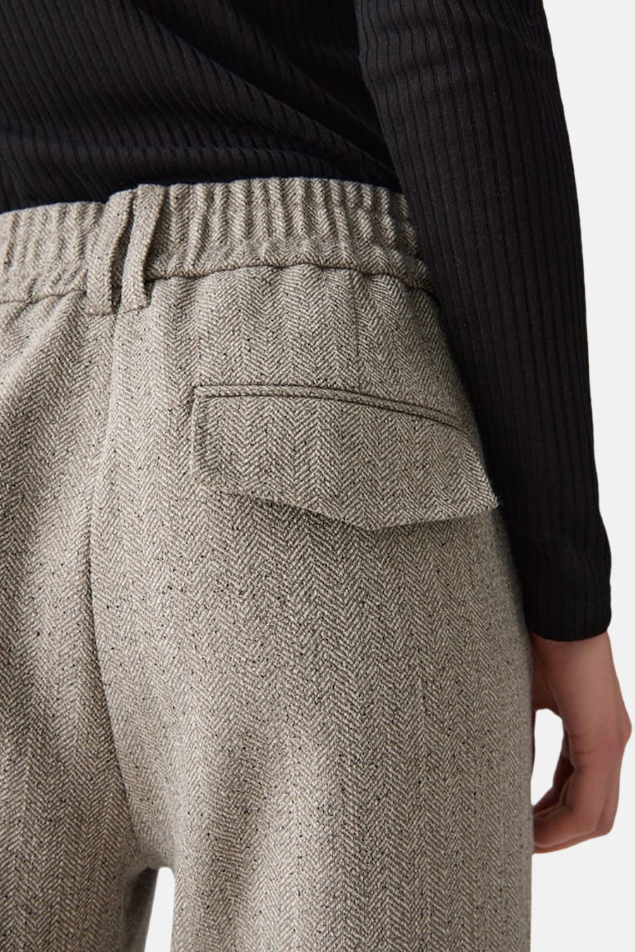 Beige kostuumbroek van OPUS met elastische tailleband en een opgestikte zak.