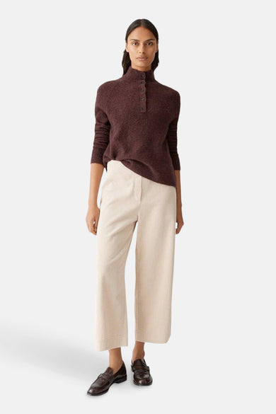 Bruine trui van OPUS met een knoopsluiting, gecombineerd met beige corduroy broek en bruine schoenen.
