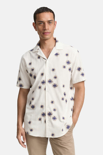 Wit overhemd met korte mouwen van TOM TAILOR, met een bloemmotief en gedragen met een kaki broek.
