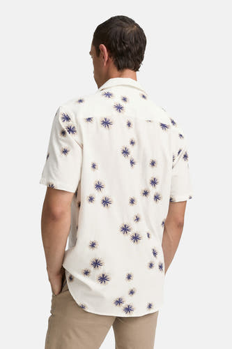 Wit overhemd met korte mouwen van TOM TAILOR, met een bloemdessin, achterkant te zien, gecombineerd met een beige broek.
