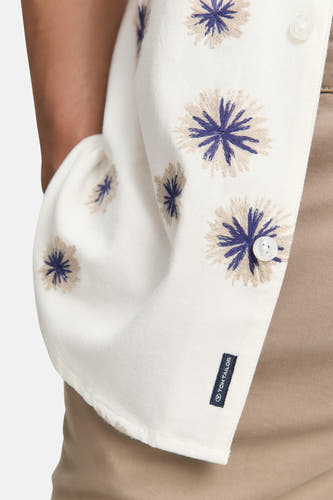 Wit overhemd met korte mouwen van TOM TAILOR, met blauwe en beige bloempatronen en een witte knoop.
