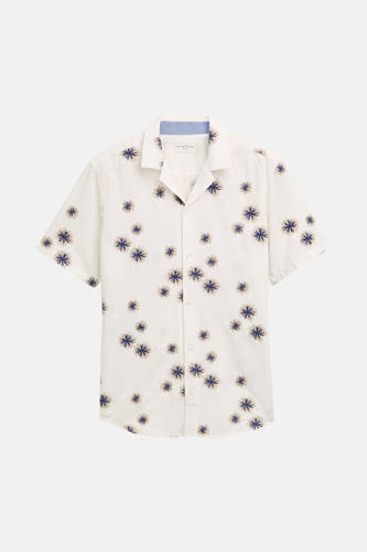 Wit overhemd met korte mouwen van TOM TAILOR, met blauwe en beige bloempatronen.
