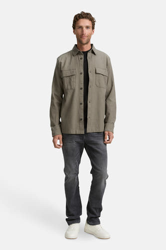 Groen overhemd met lange mouwen van TOM TAILOR, met zakken op de borst, gedragen over een zwart T-shirt en grijze jeans.