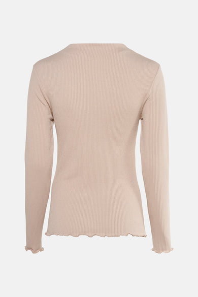 Beige gebreide damestop met lange mouwen.