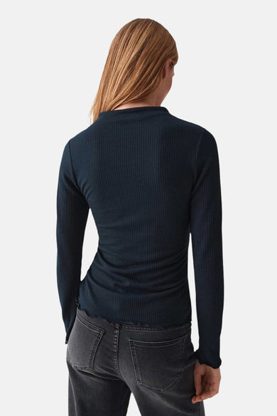 Rugshirt met lange mouwen, donkerblauw, ribstof, met jeans.