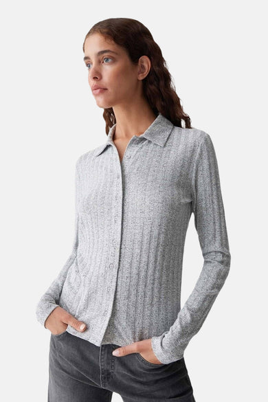 Grijs vest van OPUS, met lange mouwen en een verticale ribtextuur.
