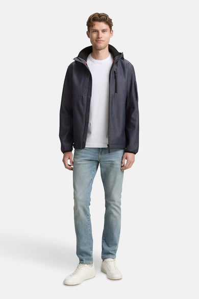 Blauwe korte jas van Tom Tailor, gedragen met een wit T-shirt en lichte jeans, met witte sneakers.