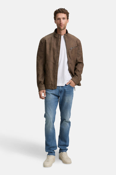 Bruine korte jas van TOM TAILOR, gedragen met een wit T-shirt en blauwe jeans.