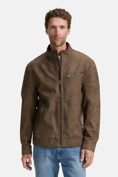 Bruine korte jas van TOM TAILOR, met ritssluiting, zakken met rits en details op de schouders, gedragen met een blauwe jeans.
