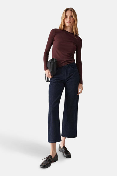 Bruine trui met ronde hals van OPUS, gedragen met donkere jeans en zwarte schoenen.