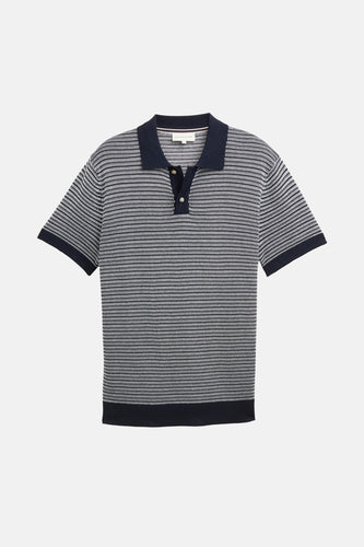 Poloshirt met zwart en wit patroon.