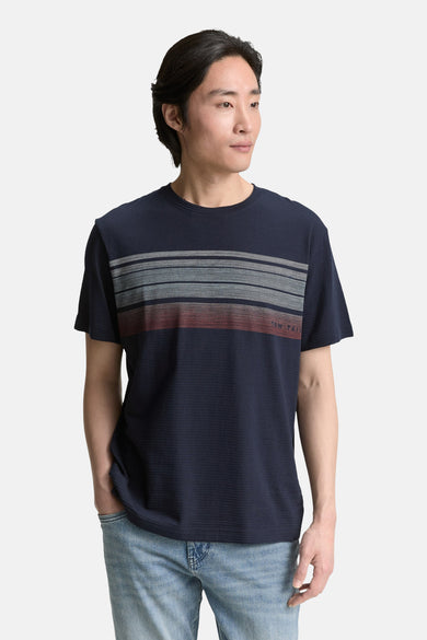 T-shirt bleu à manches courtes de TOM TAILOR avec des détails rayés et une apparence décontractée, associé à des jeans.