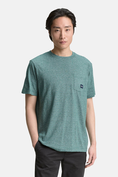 T-shirt rayé vert avec manches courtes de TOM TAILOR, avec poche poitrine et un look décontracté.