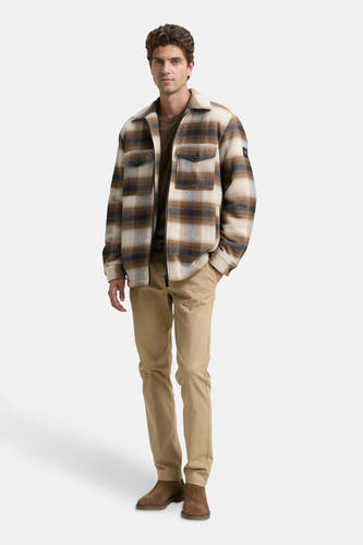 Bruine korte jas van TOM TAILOR, met een ruitpatroon, gedragen met een bruin shirt en kaki broek en schoenen.
