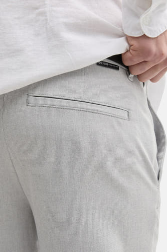 Chino gris de TOM TAILOR, avec une subtile texture et un poche à l'arrière.