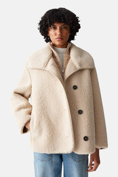 Beige korte jas van OPUS, met knoopsluiting en een zachte teddy textuur.