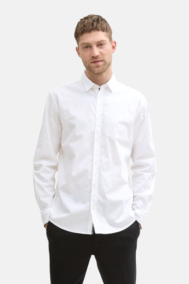 Wit overhemd met lange mouwen van TOM TAILOR, gecombineerd met een zwarte pantalon.