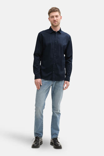 Donkerblauw overhemd met lange mouwen van TOM TAILOR, gedragen met jeans en zwarte schoenen.