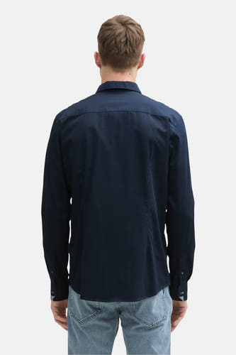Donkerblauw overhemd met lange mouwen van TOM TAILOR, gezien van achteren, met lichtblauwe jeans.