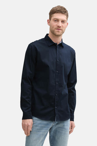 Donkerblauw overhemd met lange mouwen van TOM TAILOR, gedragen met een blauwe jeans.