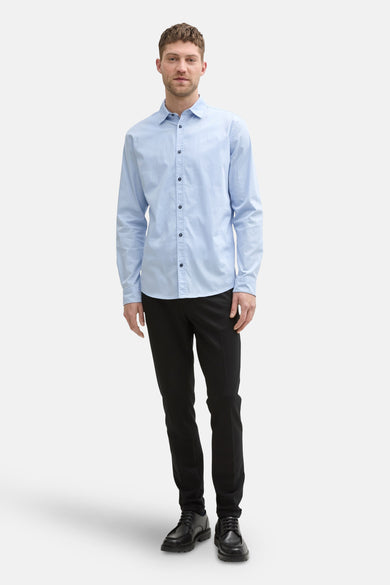 Blauw overhemd met lange mouwen van TOM TAILOR, gedragen met zwarte broek en schoenen.