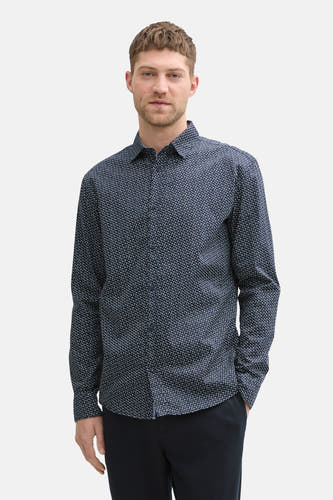 Blauw overhemd met lange mouwen van TOM TAILOR, voorzien van een subtiel patroon en gedragen met een donkere broek.
