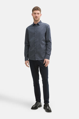 Blauw overhemd met lange mouwen van TOM TAILOR, met een fijn patroon, gecombineerd met donkere pantalon en zwarte schoenen.
