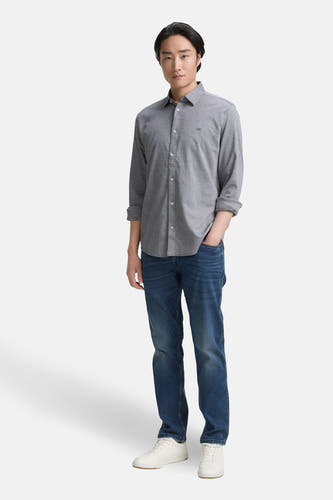 Blauw hemd met lange mouwen van TOM TAILOR, met een subtiele textuur, gedragen met jeans en witte sneakers.