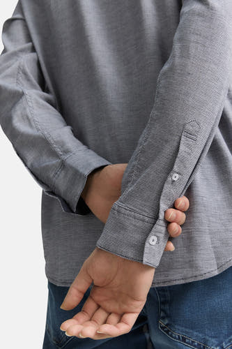 Blauw overhemd met lange mouwen van TOM TAILOR, met knoopsluiting en fijne structuur, gedragen met jeans.