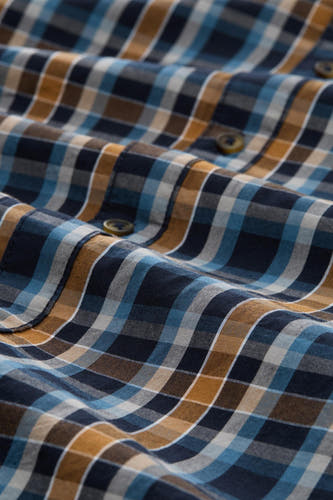 Chemise multicolore à manches longues de TOM TAILOR, avec une impression imprimée et des boutons visibles.