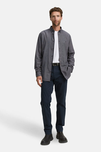 Blauw overhemd met lange mouwen van TOM TAILOR, gedragen over een wit T-shirt, met donkere broek en zwarte schoenen.